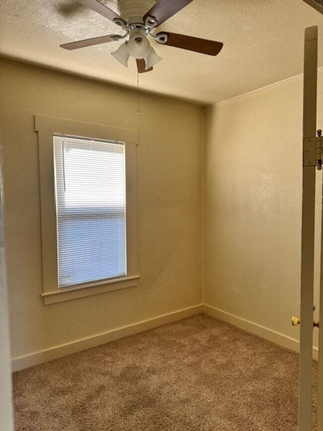 Building Photo - Charming Vintage Home