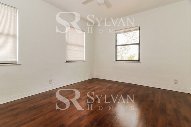 Building Photo - Cute, Cozy and Comfortable