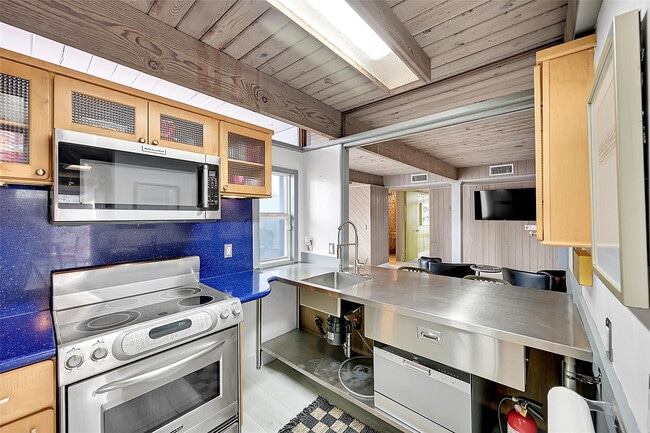 Building Photo - 234 Pine Ave