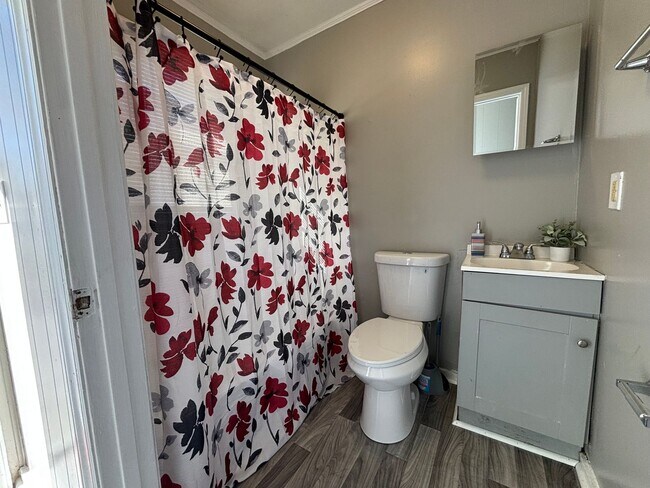 Building Photo - 390 N King St