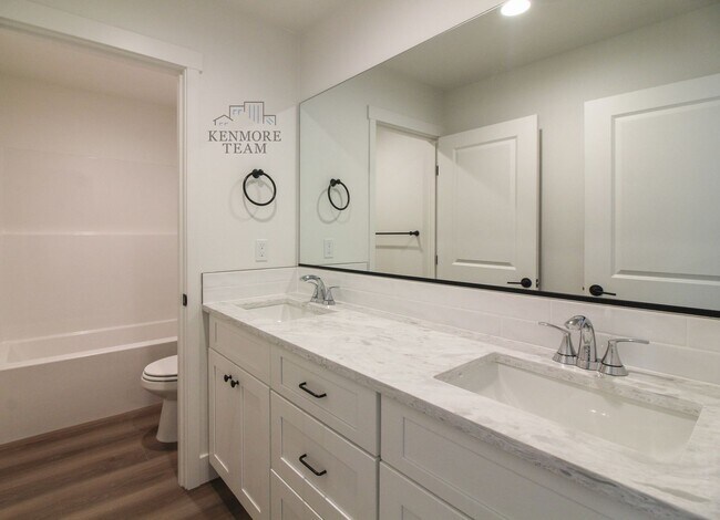 Building Photo - 4 Bedroom, 2.5 Bath Duplex in Kennewick