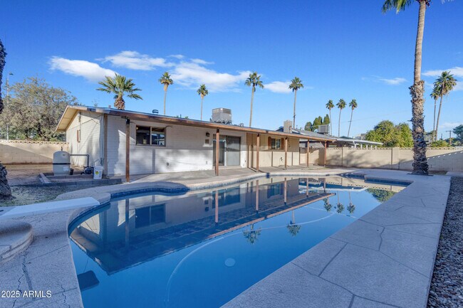 Building Photo - 517 E Hermosa Dr