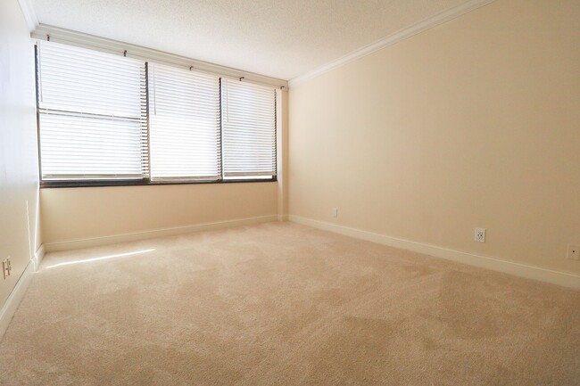 Building Photo - All Bills Paid: 1 Bedroom Condo in Downtow...