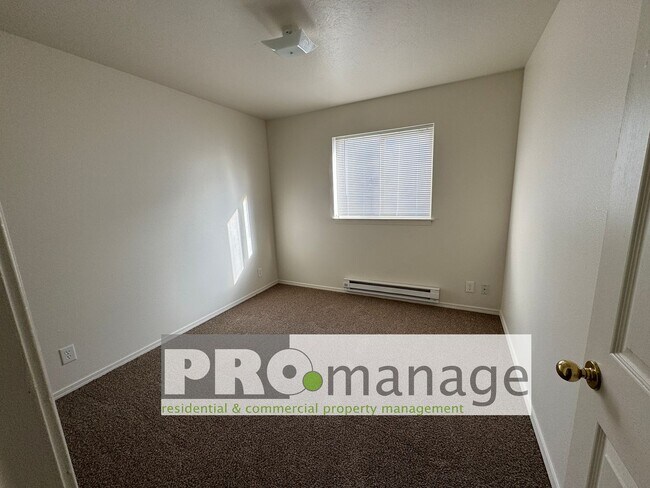 Building Photo - 3 Bed, 1 Bath Apartment w/ 1-Car Garage - Idaho Falls