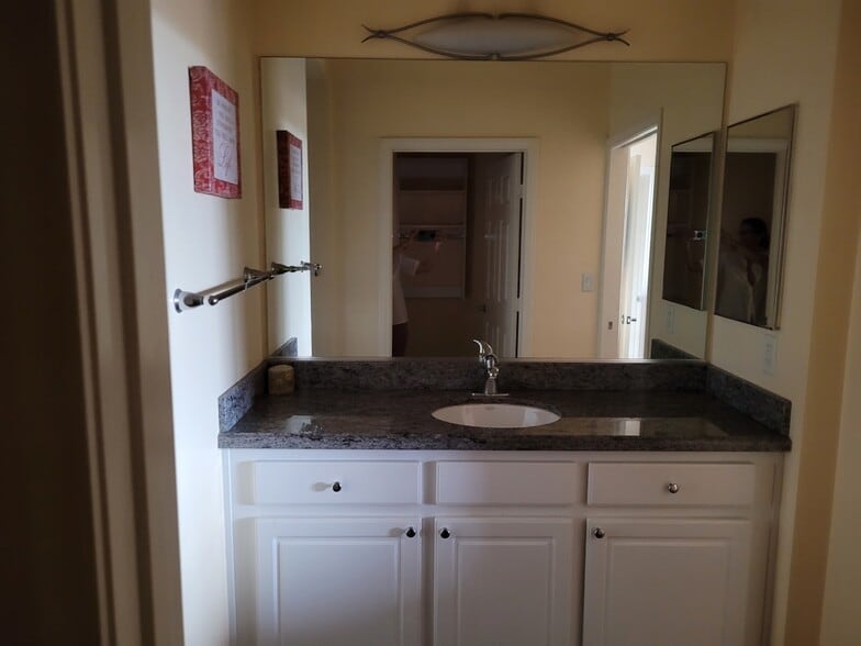 Building Photo - 83 E Agate Ave