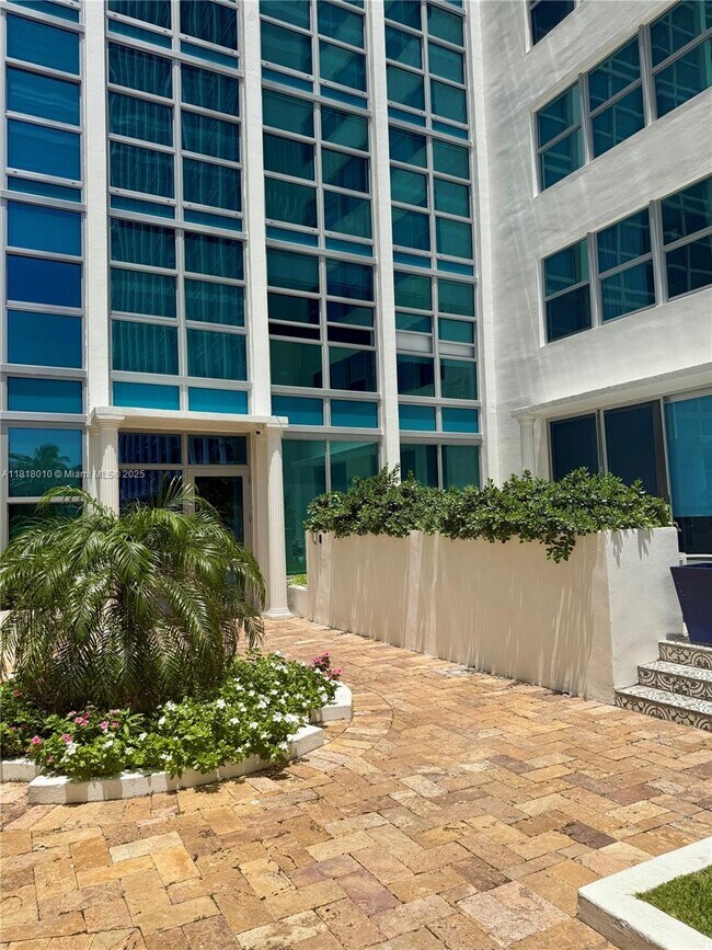 Building Photo - 5055 Collins Ave