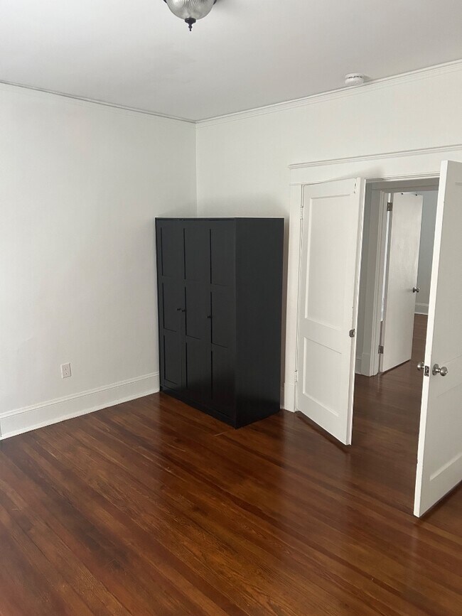 Building Photo - 2205 Mayflower Dr
