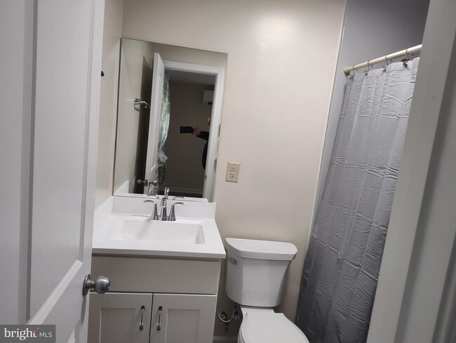 Building Photo - 8566 Dyott Ct