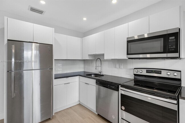 Building Photo - 615 NE 26th St