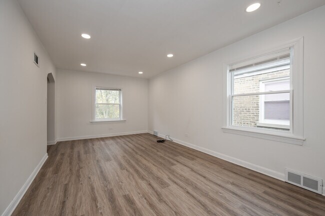 Building Photo - 4407 W Wrightwood Ave