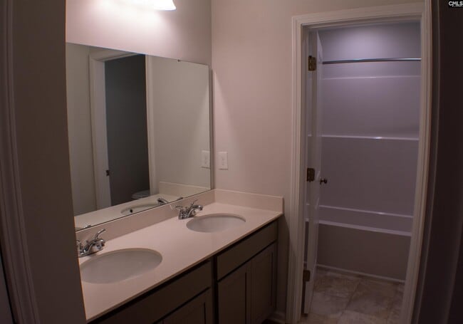 Building Photo - 1074 Begonia Dr