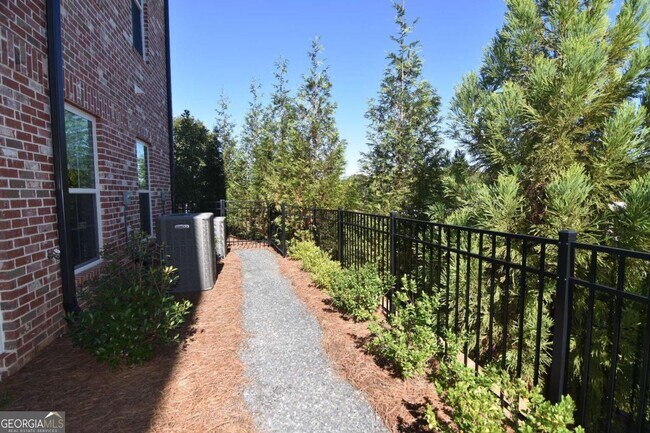Building Photo - 469 Burton Dr