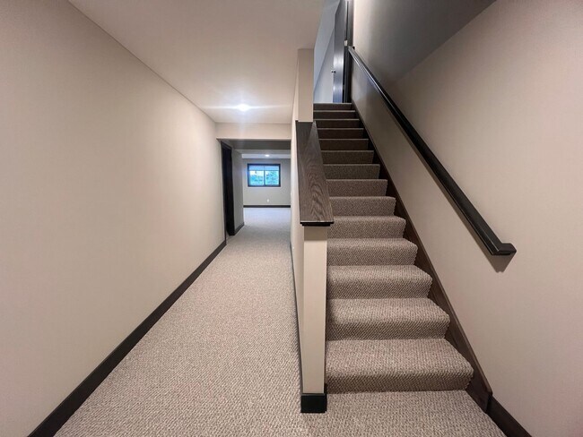 Building Photo - Four Bedroom Duplex in Caledonia!