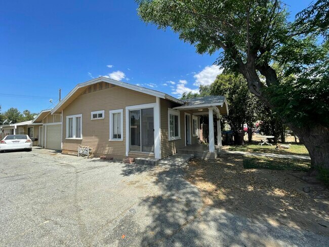 Building Photo - 331 N 5th St