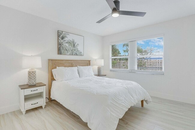 Building Photo - 9 W Riverside Dr