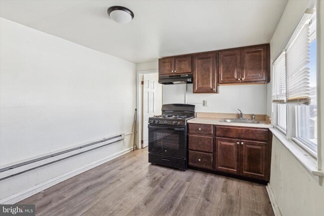 Primary Photo - 326 E Airy St