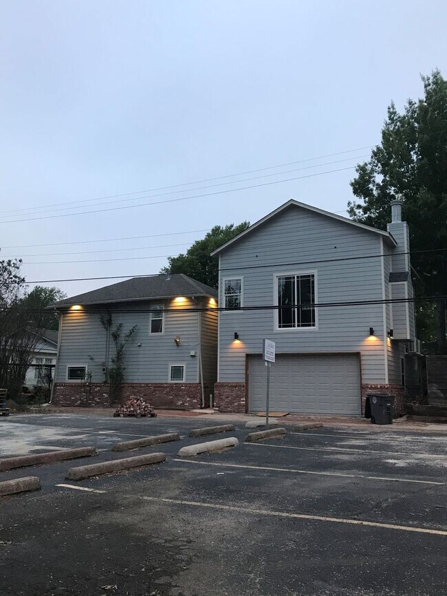 Building Photo - 1515 1/2 S Carson Ave