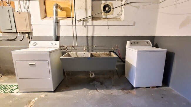 Building Photo - 2204 Emerson Ave S