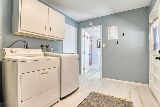 Building Photo - Cute 3 Bedroom Home in Central Colorado Sp...
