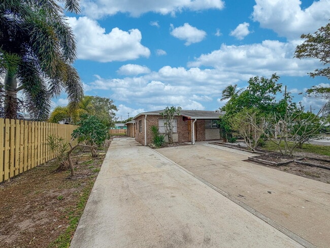 Building Photo - 2680 Hinda Rd