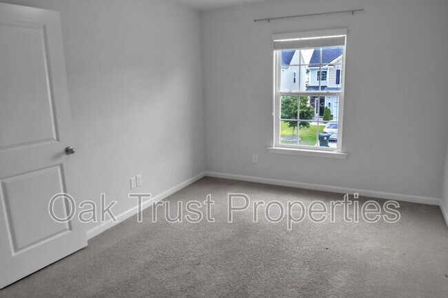 Building Photo - 821 Redbud Ln