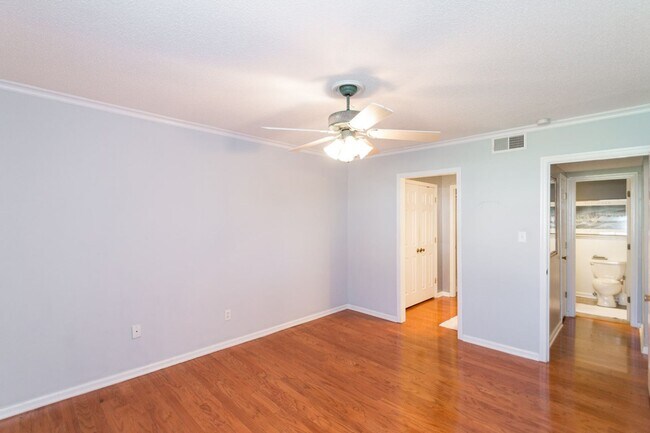 Building Photo - Pool View Condo Available!