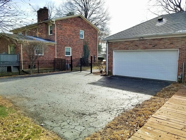 Building Photo - 8203 Camberley Dr