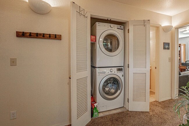 Building Photo - Unfurnished Two bedroom, Two bath Ground Floor Townhouse | Available June