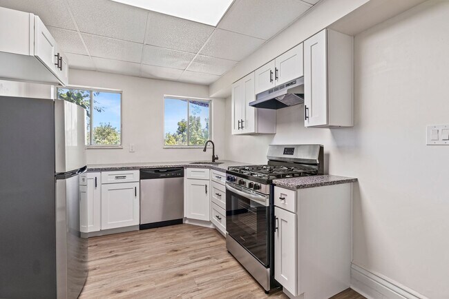 Building Photo - 4 bed 1 bath - all updated, central air, l...