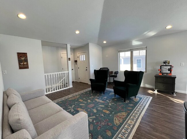 Building Photo - Modern 4-Bed Duplex | 2 Car Garage & Finis...