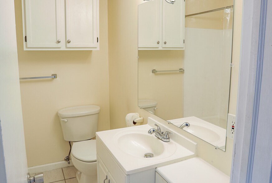 Building Photo - 120 Young St