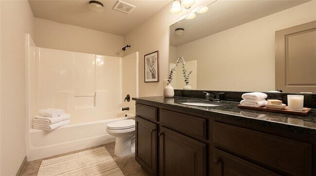 Building Photo - 2110 Line Dr