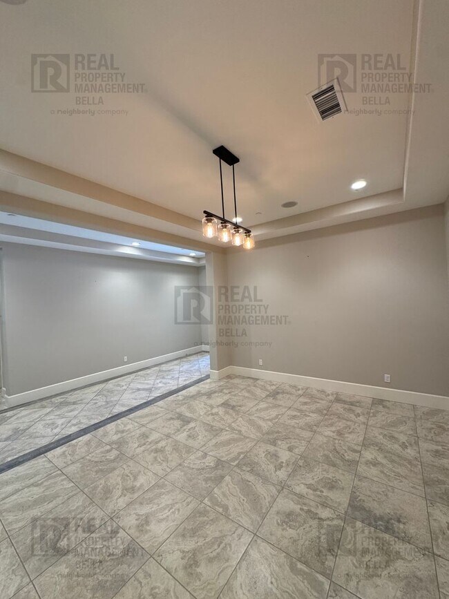Building Photo - Beautiful Winchester Home with Open Floor Plan, Office & Solar