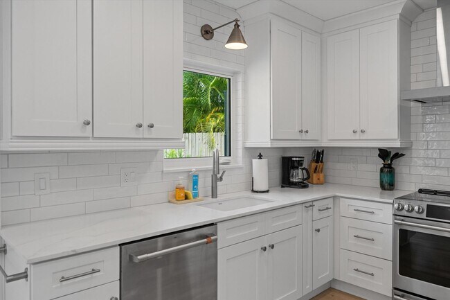 Building Photo - 611 N Palmway
