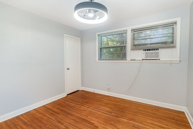 Building Photo - Affordable in Oak Hill/Green Hills - Now A...