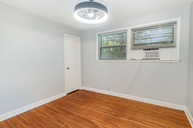 Building Photo - Affordable in Oak Hill/Green Hills - Now Available!