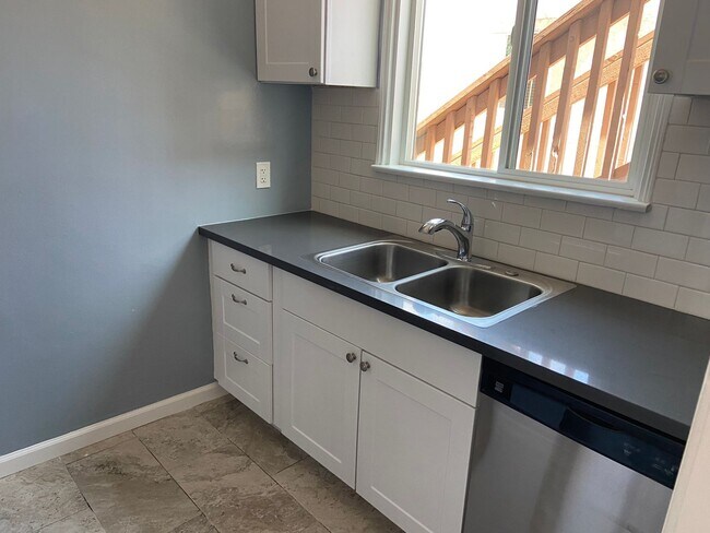 Building Photo - Remodeled 2 Bedroom in Kensington! Washer/...