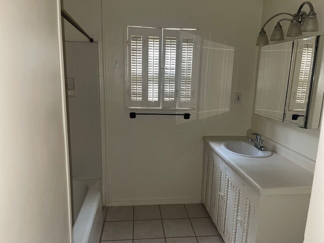 Building Photo - 3 Bedroom 1 Bath