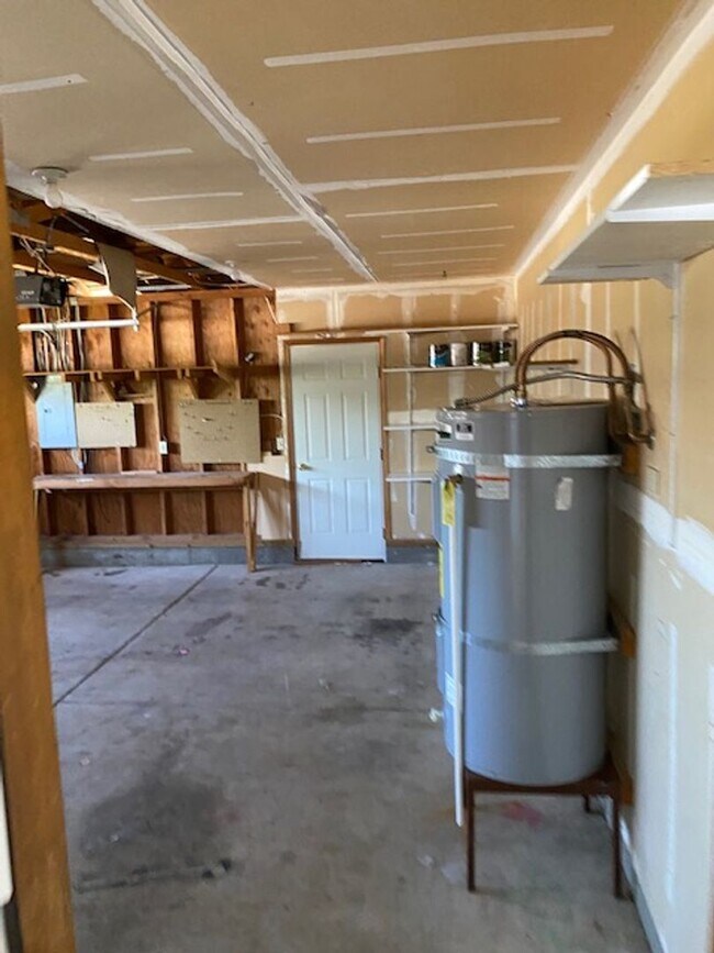 Building Photo - SINGLE LEVEL 3 BEDROOM HOME, FENCED IN YARD