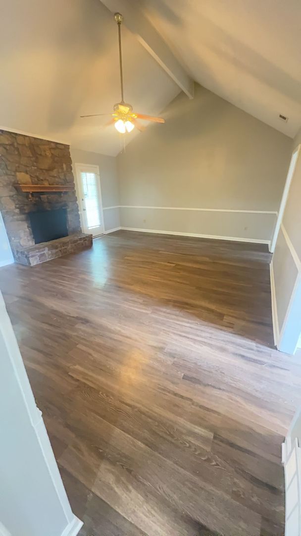 Building Photo - Charming 3 bedroom  / 2 bathroom home - Op...
