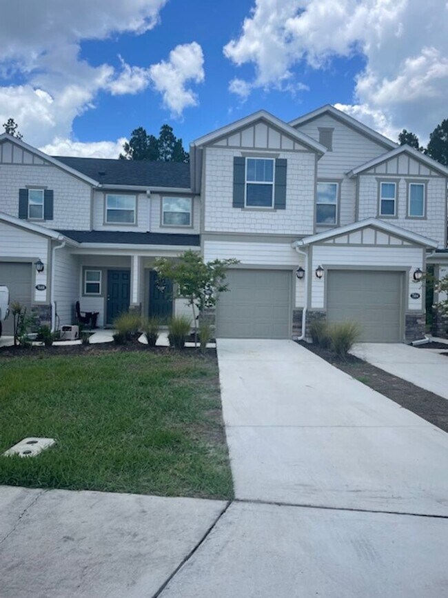 Building Photo - Beautiful 3/2.5 2023 Townhome Oakleaf