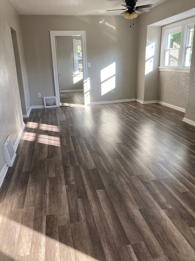 Primary Photo - Spacious Recently updated 2 Bedroom 1 Bath...