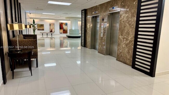 Building Photo - 1623 Collins Ave