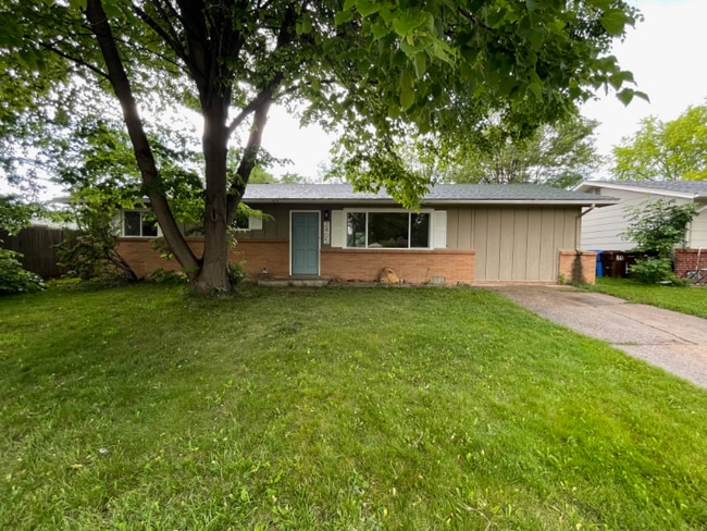 Building Photo - 2405 Tamarac Dr