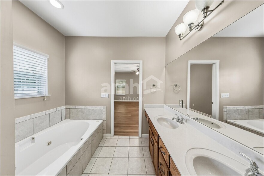 Building Photo - 1001 High Ridge Dr N