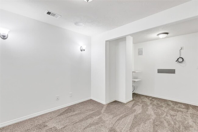 Building Photo - 630 Carriage View Ln