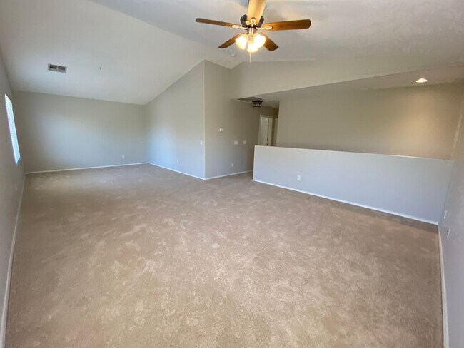 Building Photo - 4 Bedroom, 3 bath, two story with loft in ...