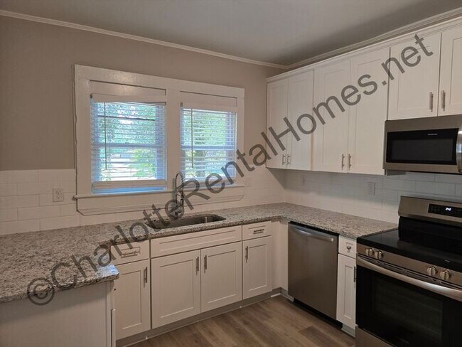 Building Photo - Stunning Renovated Home near Union Square!