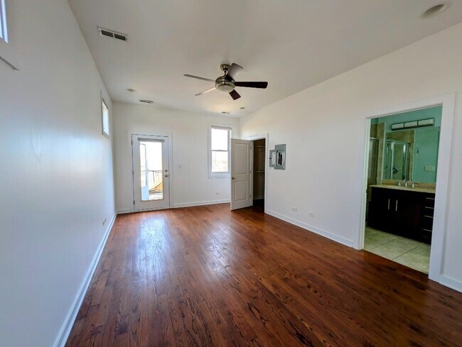 Building Photo - Incredible Humboldt Park Penthouse 2b/2b