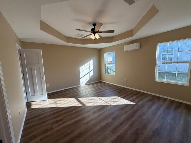 Building Photo - 4BR Duplex - Modern Energy Efficiency!!!